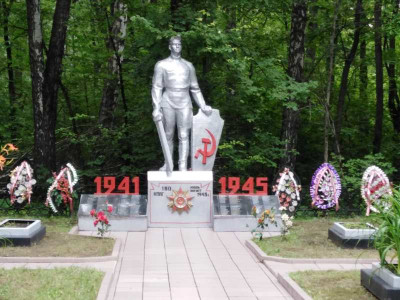 Братская могила воинов Советской Армии, погибших от ран в ППГ и180 – в феврале 1943 года.